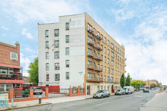 2104 Cross Bronx Expy in Bronx, NY - Foto de edificio - Building Photo