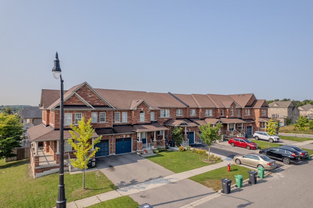 48 Teal Crest Cir in Brampton, ON - Building Photo