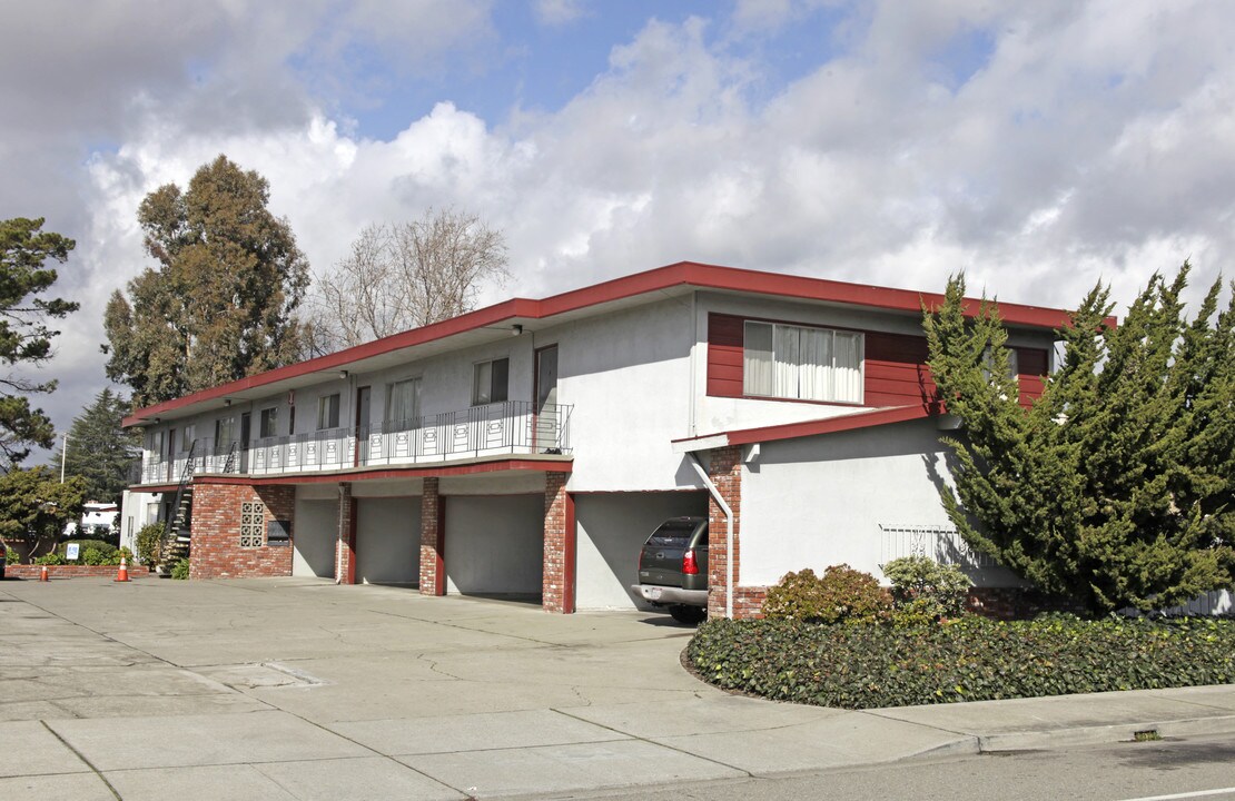 SEKK Investments Grove LLC in Hayward, CA - Building Photo