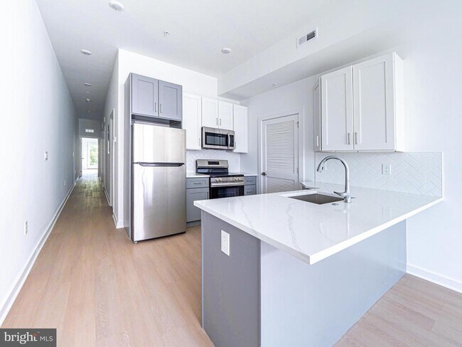 2403 W Thompson St in Philadelphia, PA - Foto de edificio - Building Photo