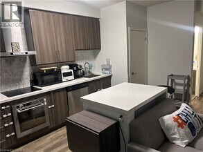 2087 Fairview St in Burlington, ON - Building Photo - Building Photo