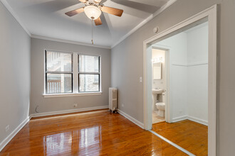 Woodlawn House Apartments in Chicago, IL - Building Photo - Interior Photo