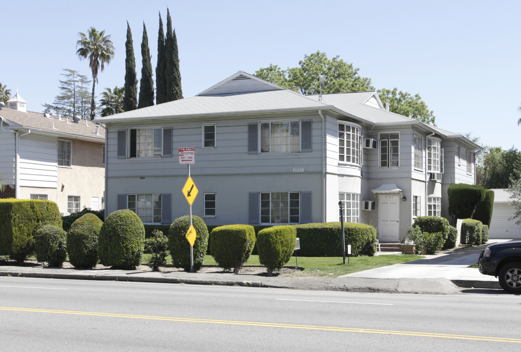 4506 Coldwater Canyon Ave in Studio City, CA - Building Photo