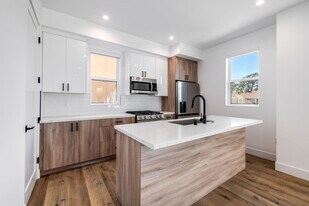 5042 Laurel Canyon Blvd in Valley Village, CA - Building Photo