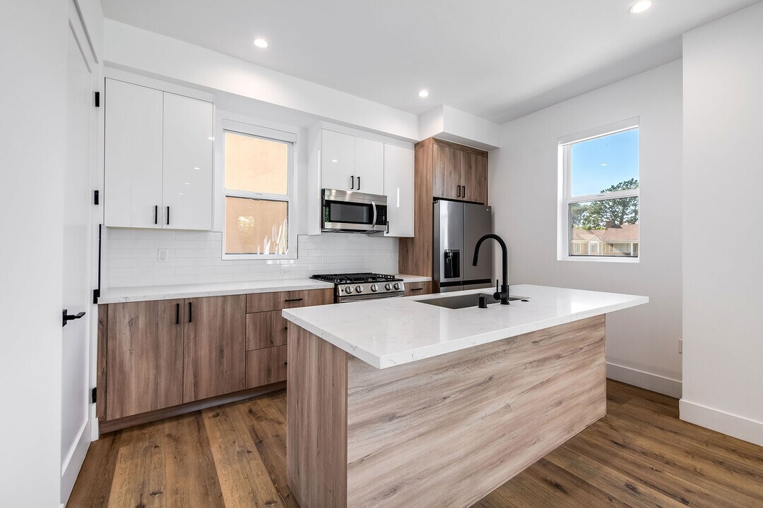 5042 Laurel Canyon Blvd in Valley Village, CA - Building Photo