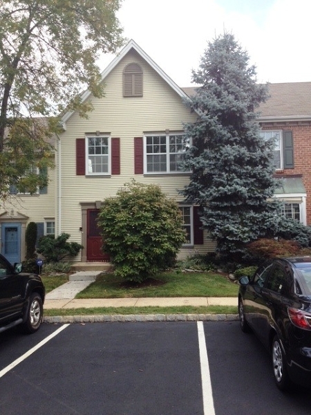 61 Chelsea Ct in Franklin Township, NJ - Building Photo