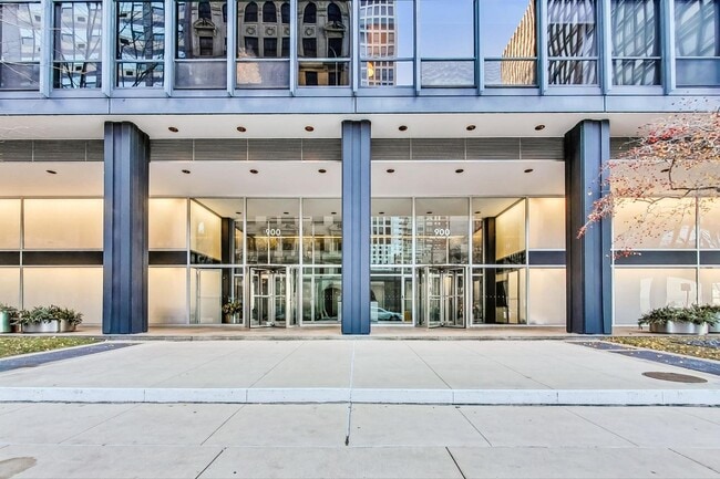 900 N Lake Shore Dr in Chicago, IL - Building Photo - Building Photo