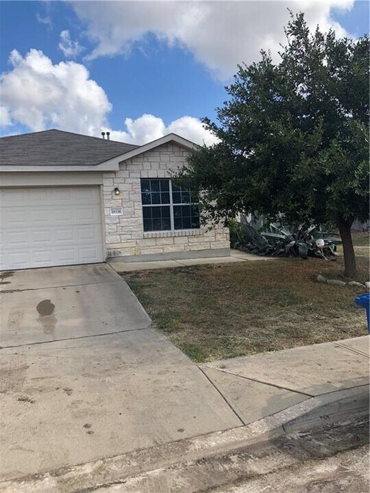 18336 Crestwind Ln in Elgin, TX - Building Photo