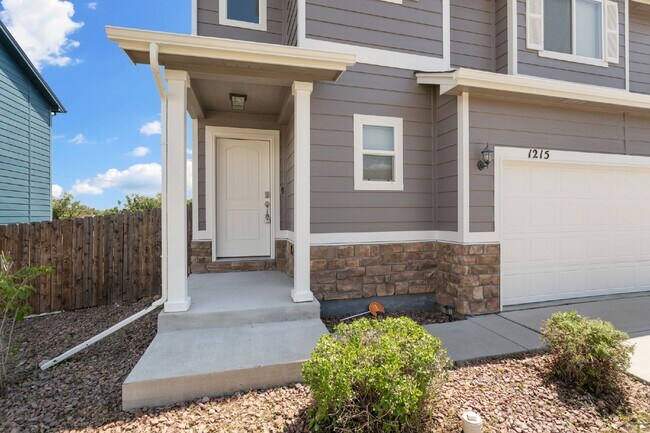 Spacious 4-Bed Home Minutes from Fort Cars in Colorado Springs, CO - Building Photo - Building Photo