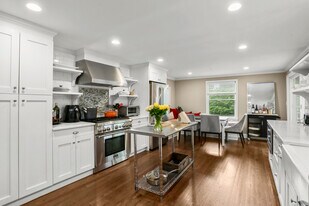 110 Weaver St in Greenwich, CT - Building Photo