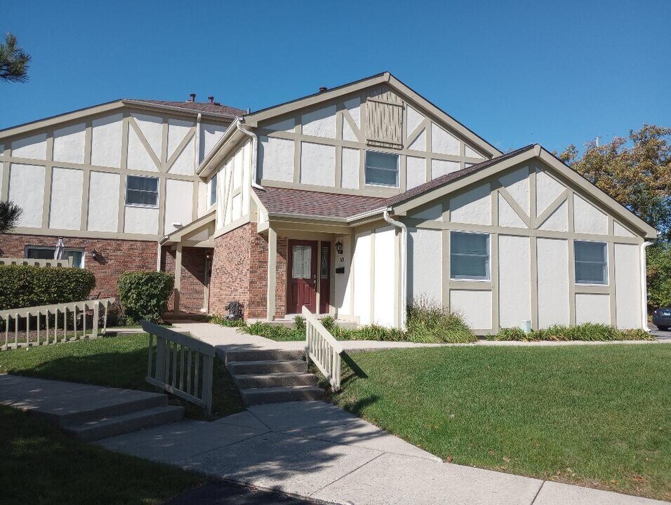 110 Queens Cove in Barrington, IL - Building Photo