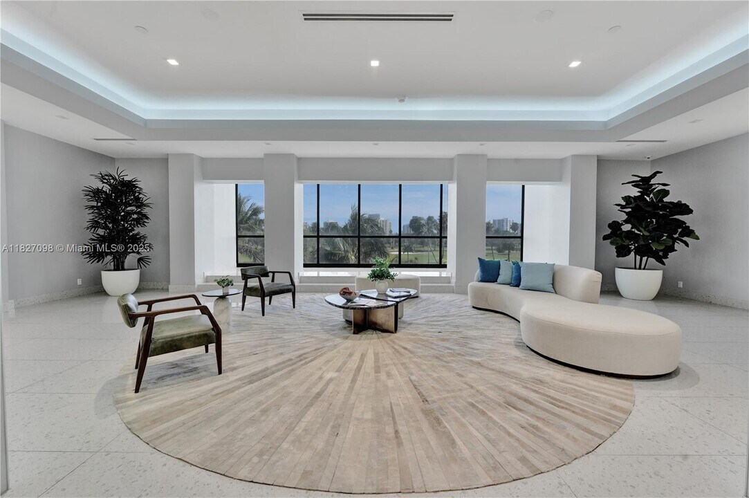 20335 W Country Club Dr, Unit 2210 in Aventura, FL - Building Photo