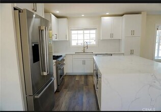 18271 Roberta Cir in Huntington Beach, CA - Building Photo - Building Photo