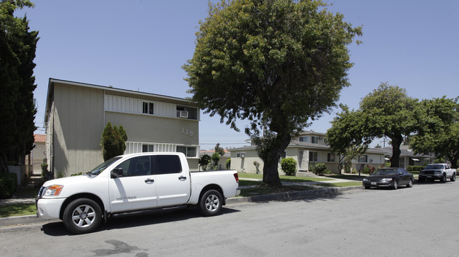 119-125 N Montague Ave in Fullerton, CA - Foto de edificio - Building Photo