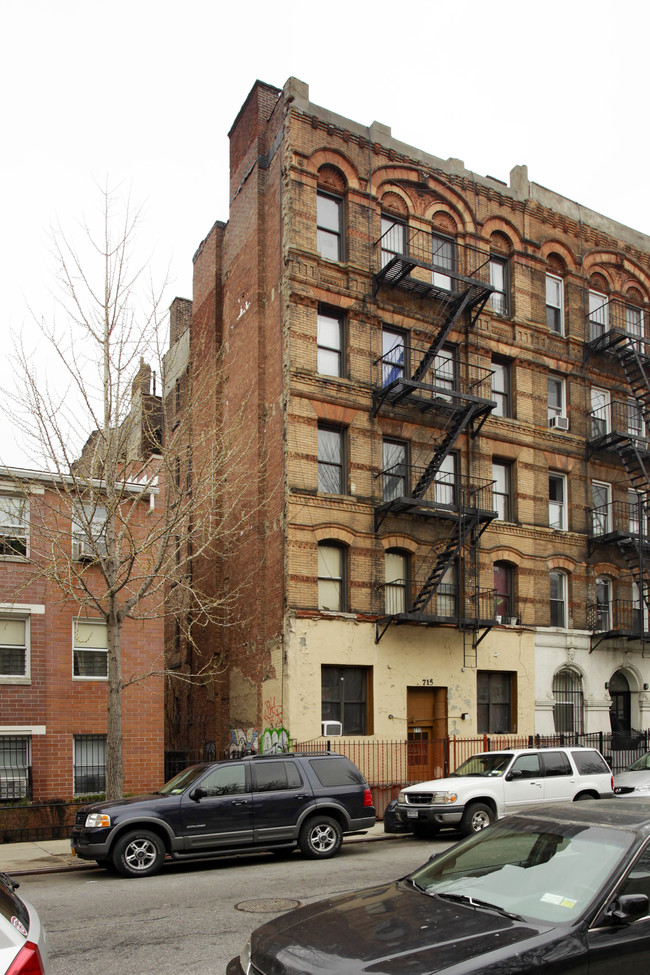 715 E Fifth St in New York, NY - Foto de edificio - Building Photo