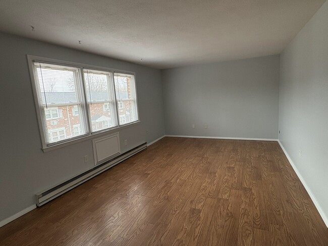 53 Hiltbrand Rd in Bristol, CT - Foto de edificio - Building Photo