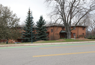 4401 Valley View Rd in Edina, MN - Foto de edificio - Building Photo