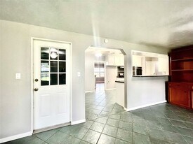 1925 14th Ave N in Texas City, TX - Building Photo