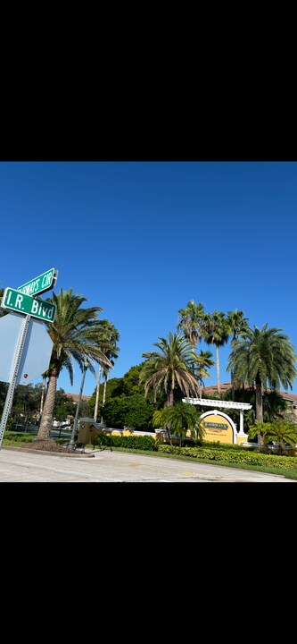 5095 Fairways Cir, Unit I306 in Vero Beach, FL - Foto de edificio