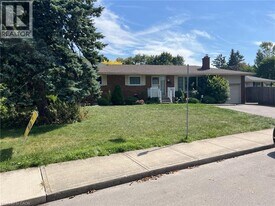 3 Cambria Ct in Hamilton, ON - Building Photo