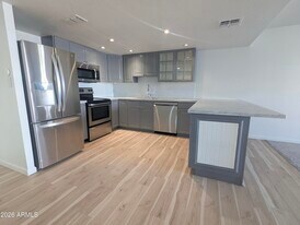 7910 E Camelback Rd in Scottsdale, AZ - Building Photo