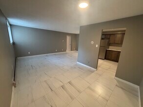 50 Queenston Dr in Kitchener, ON - Building Photo - Building Photo