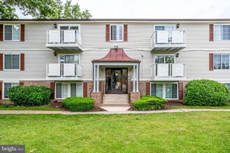 8385 Brockham Dr in Alexandria, VA - Building Photo - Building Photo