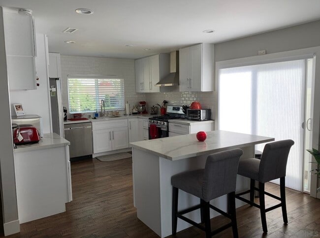 6690 Amberly St in San Diego, CA - Building Photo - Building Photo