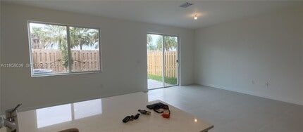 689 SE 13th St Cir in Homestead, FL - Building Photo - Building Photo