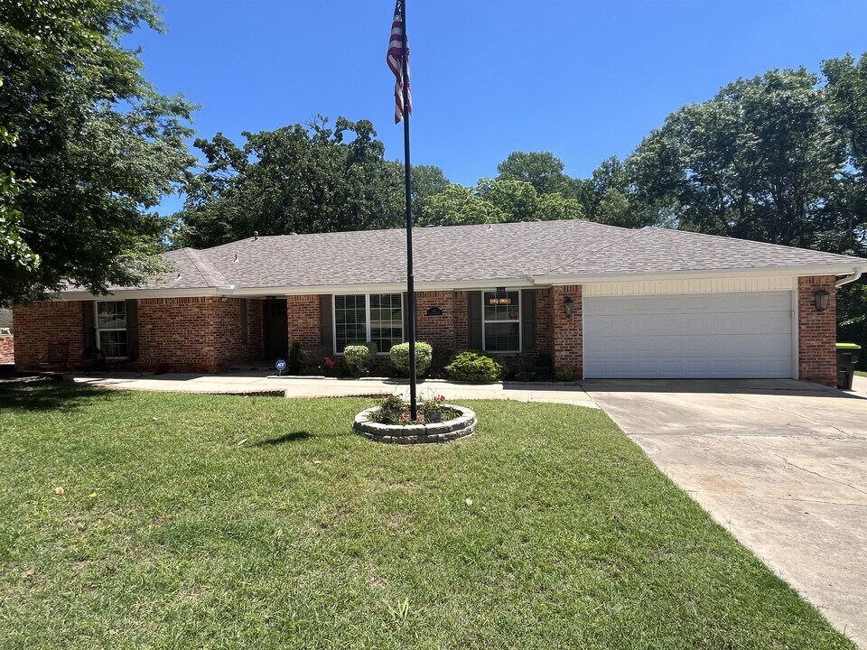 412 S Country Club Rd in Ada, OK - Building Photo