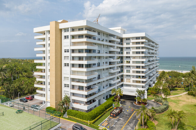 Commodore Club East in Key Biscayne, FL - Building Photo - Building Photo