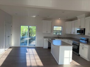 158 Dusky Willow Dr in Reynoldsburg, OH - Building Photo - Building Photo