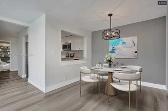 7175 Orange Dr in Davie, FL - Foto de edificio - Building Photo