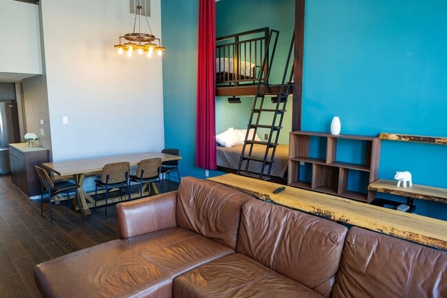 property at 204 N Walnut St