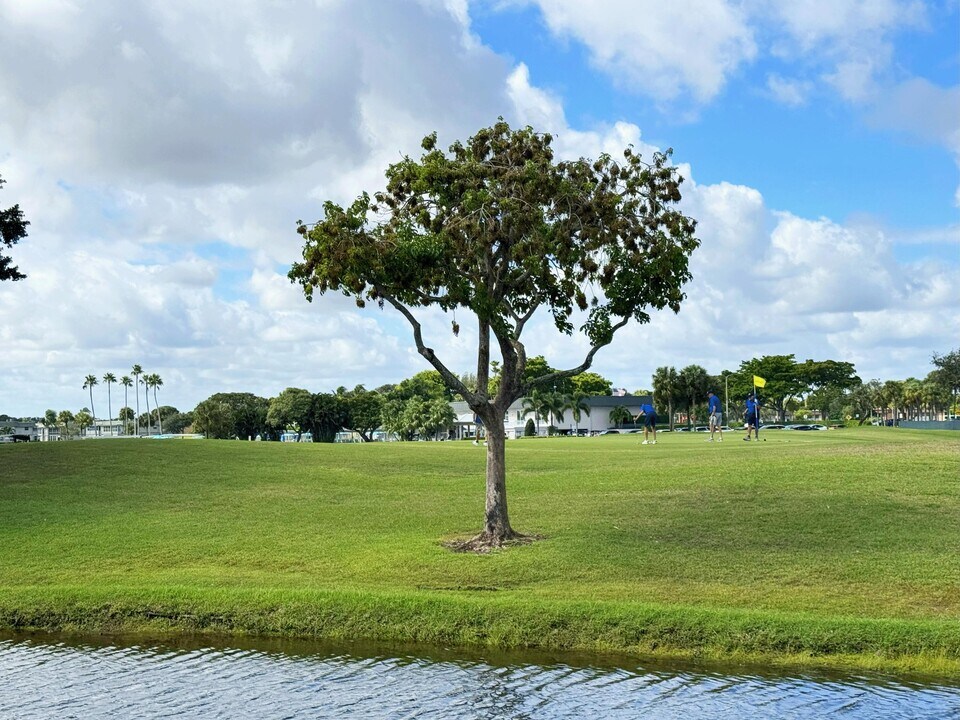 984 Normandy Ln in Delray Beach, FL - Building Photo