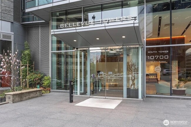 10700 NE 4th St, Unit 424 in Bellevue, WA - Building Photo - Building Photo
