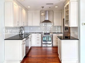 2702 Lighthouse Point E, Unit UNIT 728 in Baltimore, MD - Building Photo - Building Photo