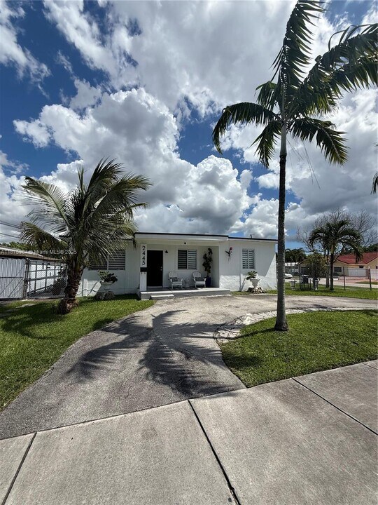 2445 SW 90th Ave in Miami, FL - Building Photo