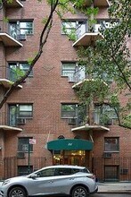 211 Thompson St in New York, NY - Building Photo - Building Photo