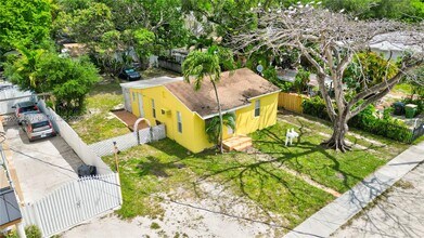1085 NE 128th St in North Miami, FL - Building Photo - Building Photo