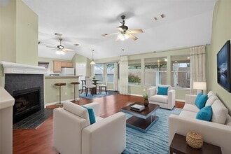 12530 Meadowglen Dr in Stafford, TX - Building Photo - Building Photo