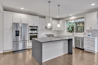 4562 240th Pl SE in Issaquah, WA - Building Photo - Building Photo