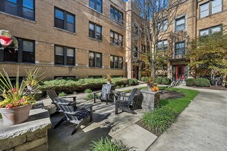 1360 W Estes Ave, Unit Sun-Drenched 1BR Condo wi in Chicago, IL - Building Photo - Building Photo