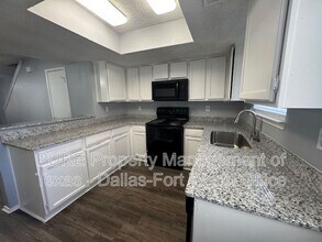 4004 W Pioneer Dr in Irving, TX - Foto de edificio - Building Photo