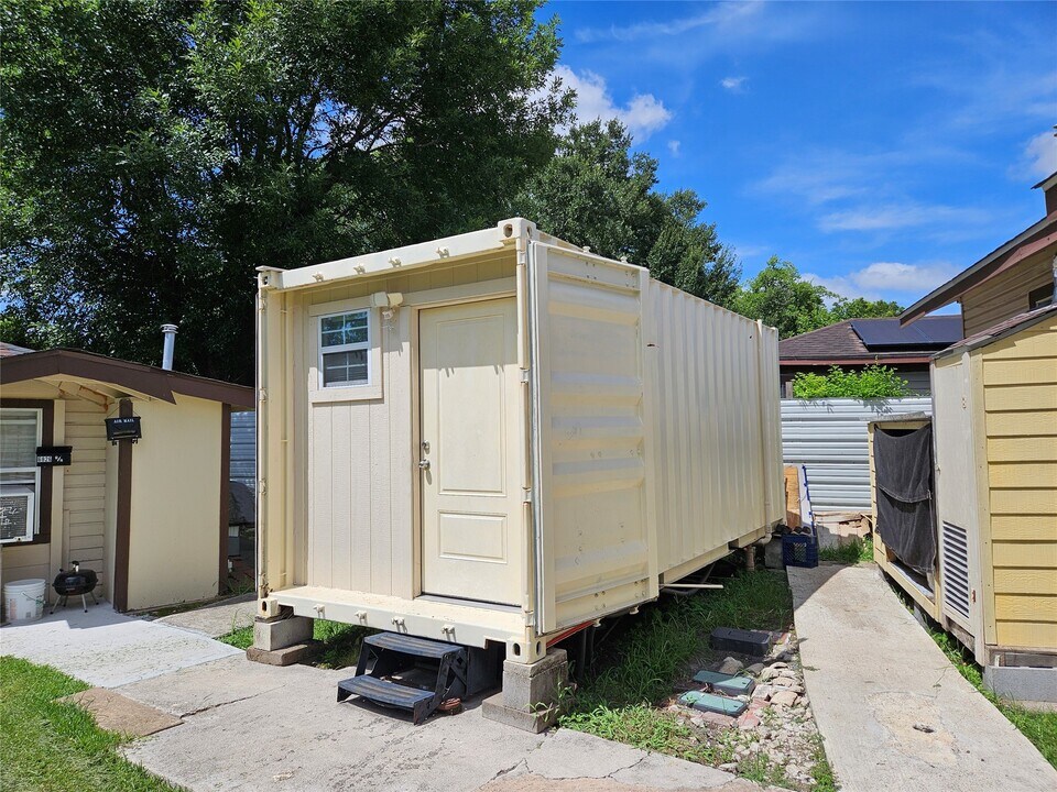 6826 Myrtle St in Houston, TX - Building Photo