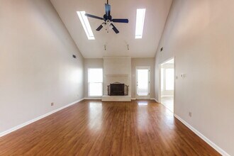 1960 Maple Creek Dr in Memphis, TN - Building Photo - Building Photo
