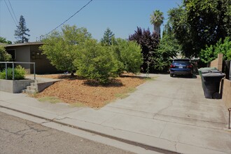 127 Hillside St in Ripon, CA - Building Photo - Building Photo