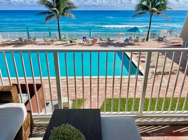 3520 S Ocean Blvd in South Palm Beach, FL - Foto de edificio - Building Photo