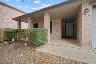 6315 Regency Crest in San Antonio, TX - Building Photo - Building Photo