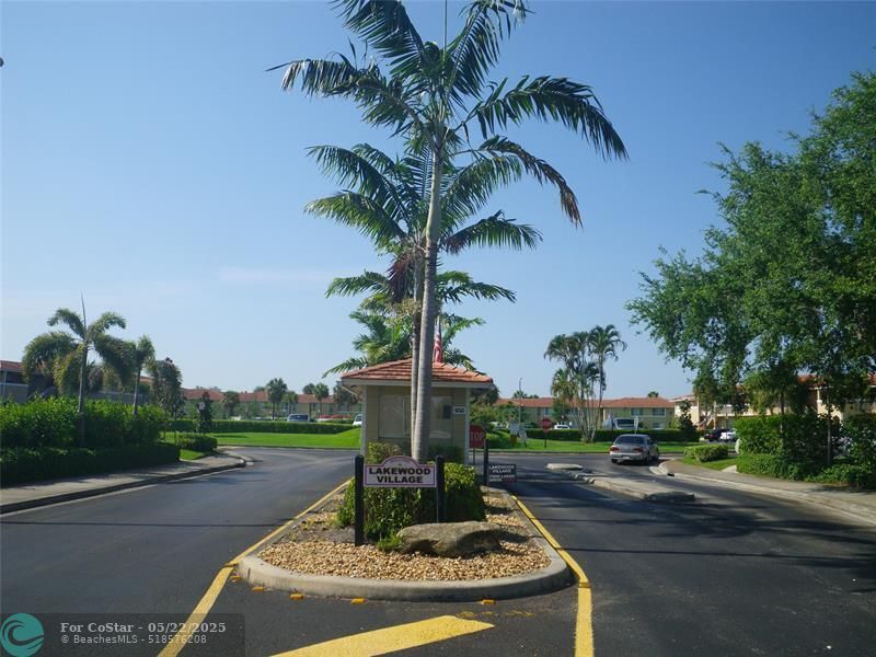 10147 Twin Lakes Dr in Coral Springs, FL - Building Photo